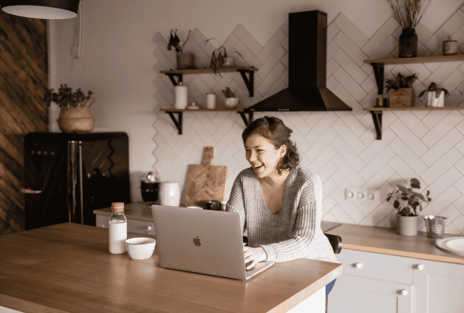 confident-mindfulness-women woman working at laptop showing the confidence boosting power of organizing your to-do list with quick wins at the top