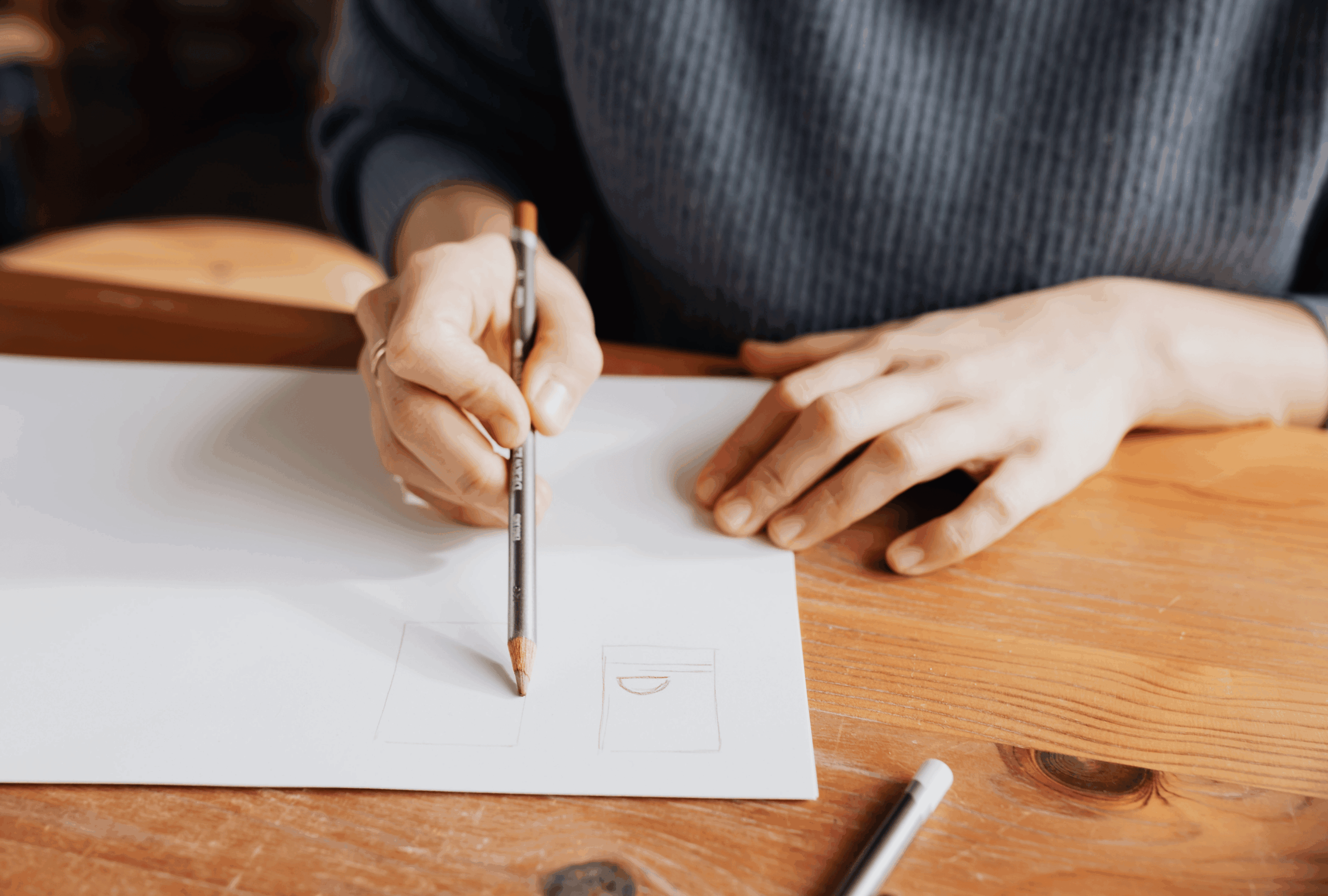how-to-be-more-confident woman drawing to demonstrate the importance of having a creative hobby